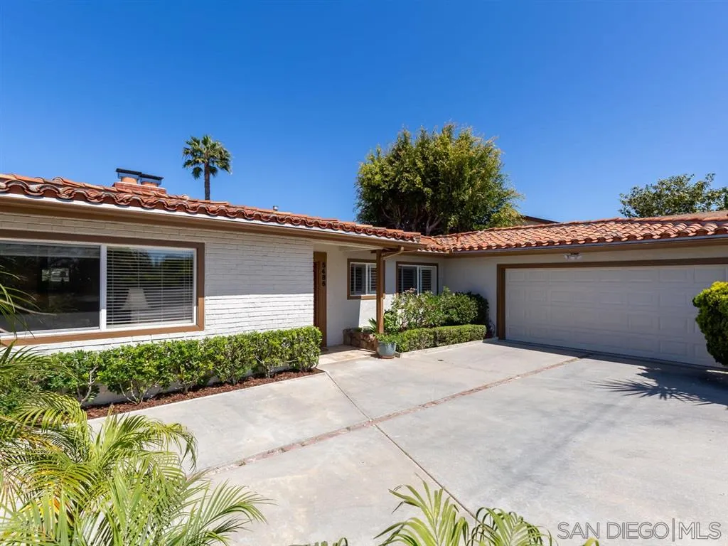 5486 Soledad Road La Jolla, CA 92037 - Photo 4 of 25 front view of a house with a yard