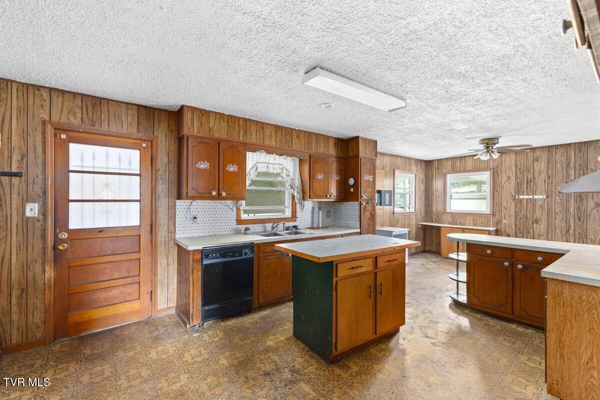 115 Alexander Street Hampton, TN 37658 - Photo 9 of 20 128A3375