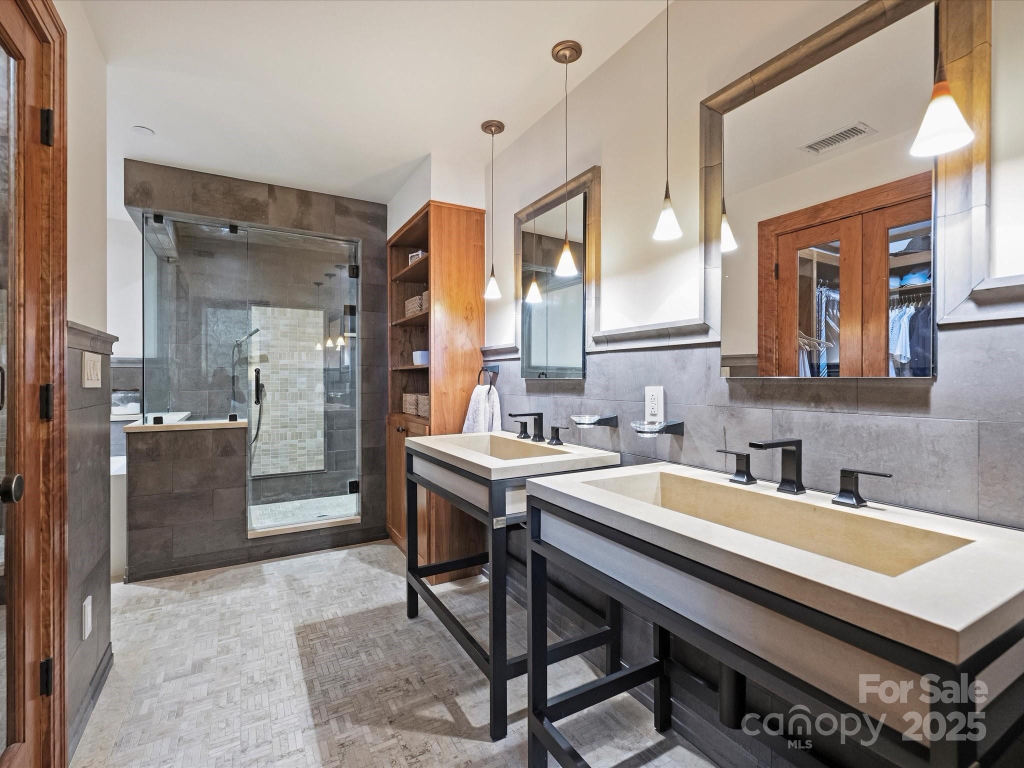 435 South Tryon Street, Unit 307 Charlotte, NC 28202 - Photo 33 of 48 a room with a table chairs and a kitchen view