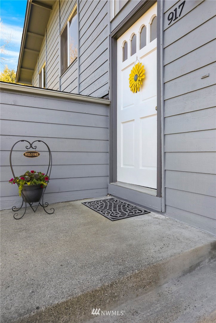 917 South 28th Court Renton, WA 98055 - Photo 2 of 30