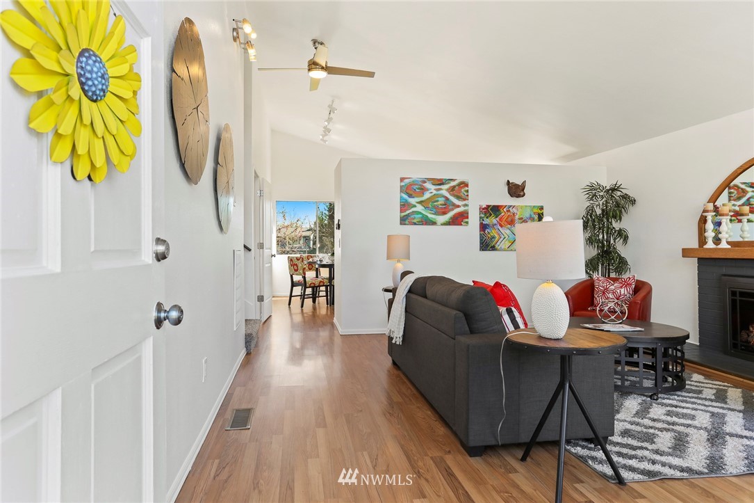 917 South 28th Court Renton, WA 98055 - Photo 4 of 30