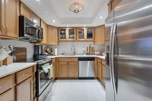 a en suite bathroom with a double vanity sink and a mirror