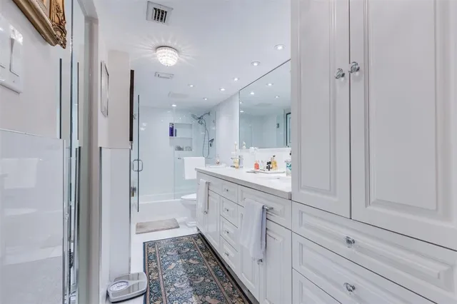 a en suite bathroom with a double vanity sink and a mirror