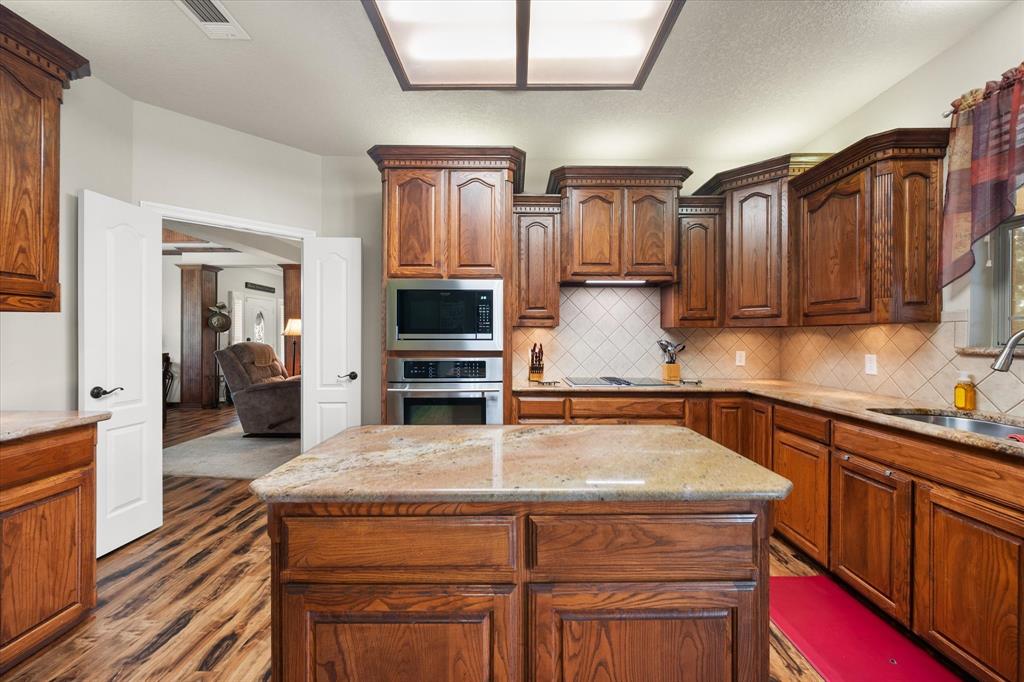 413 Rugged Drive Red Oak, TX 75154 - Photo 5 of 39 Huge beautiful kitchen!