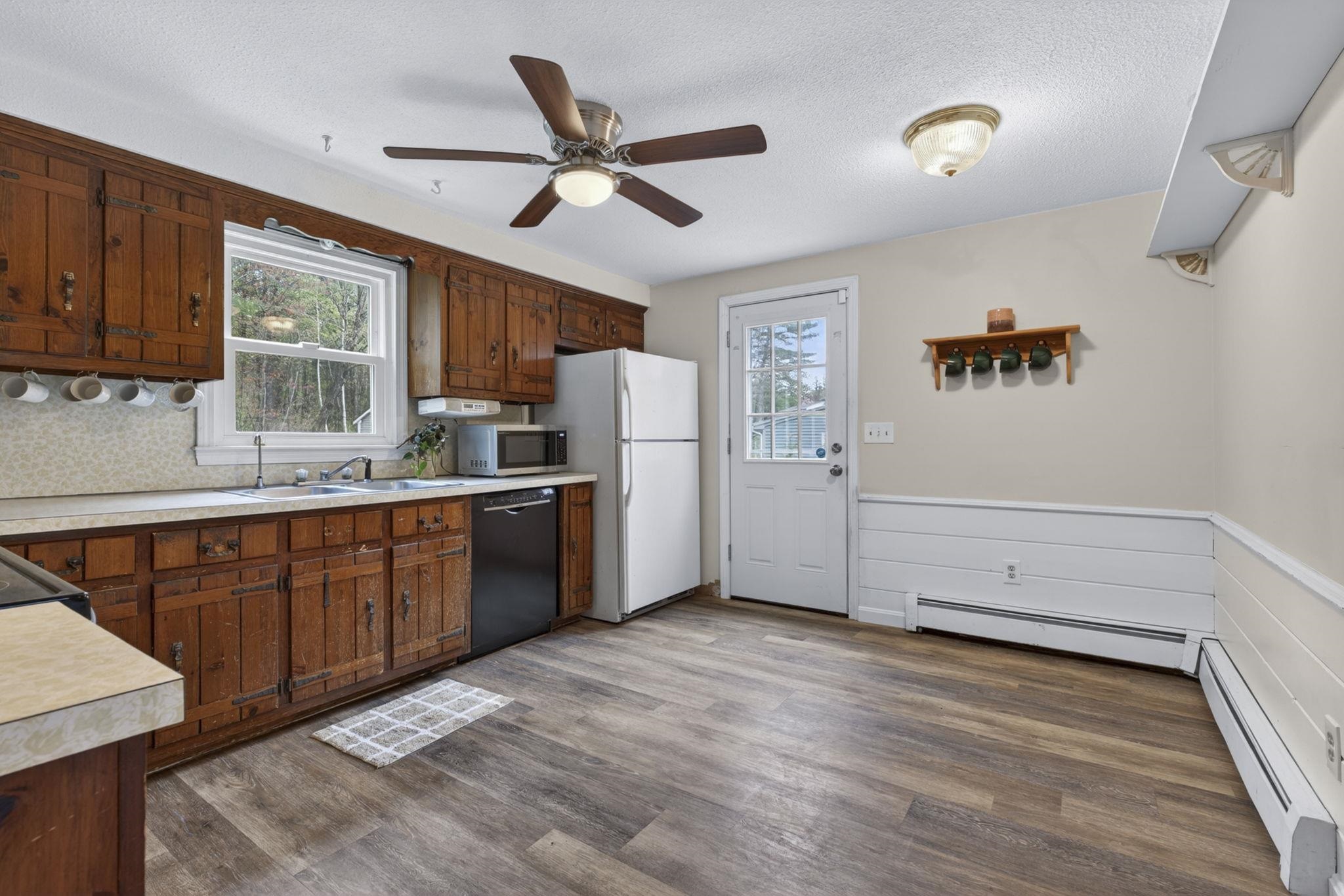 172 Warner Hill Road Derry, NH 03038 - Photo 2 of 39