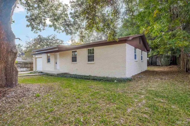 a view of a house with backyard