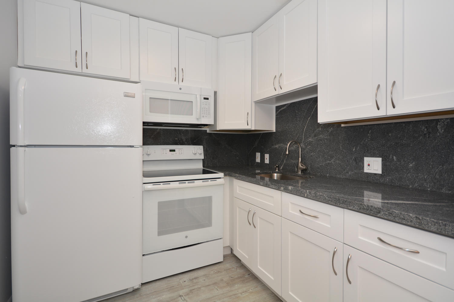 3 Mansfield B Boca Raton, FL 33434 - Photo 10 of 34 Kitchen