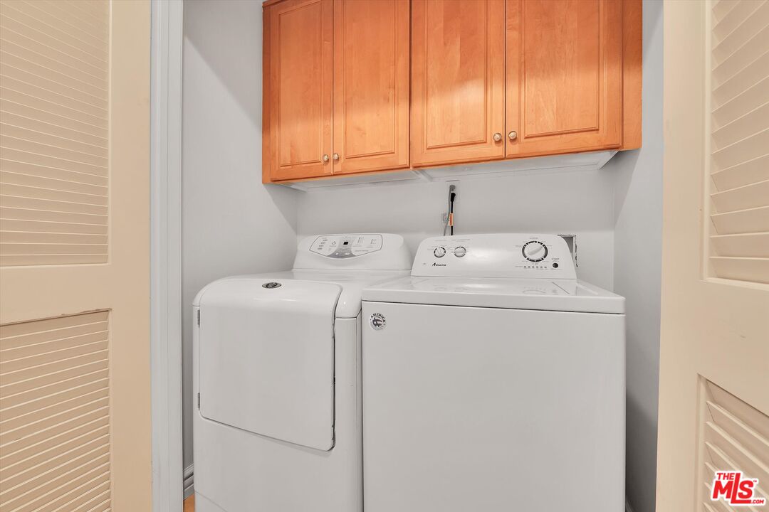 1601 South Bentley Avenue, Unit 211 Los Angeles, CA 90025 - Photo 24 of 30 a utility room with dryer and washer