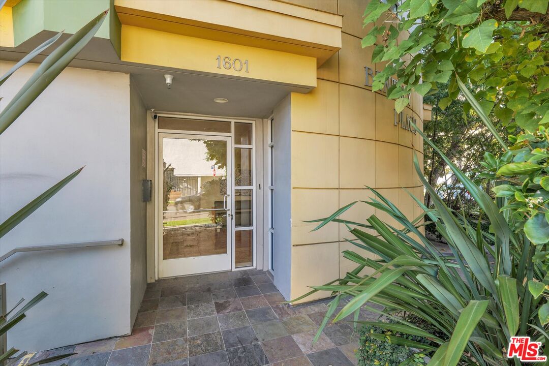 1601 South Bentley Avenue, Unit 211 Los Angeles, CA 90025 - Photo 28 of 30 a view of a small space