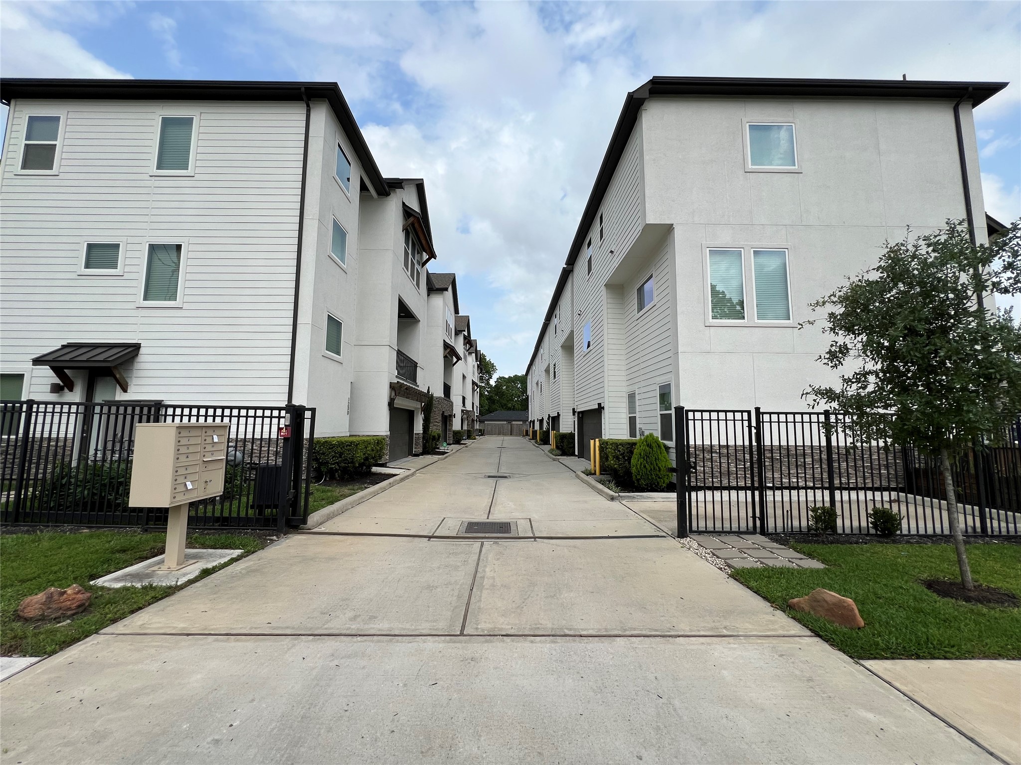 1224 Upton Street Houston, TX 77020 - Photo 2 of 48 Gated community