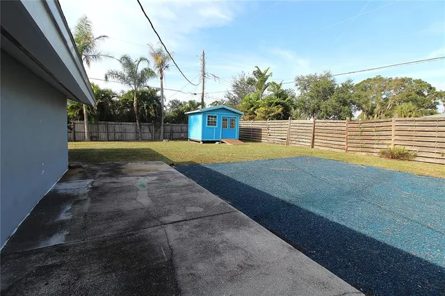 a view of back yard of the house