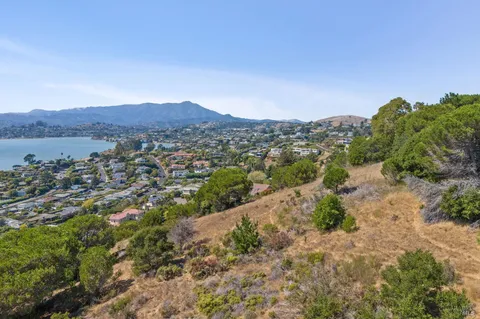 $8,000,000 | 138-142 Rock Hill Drive, Tiburon, CA 94920
