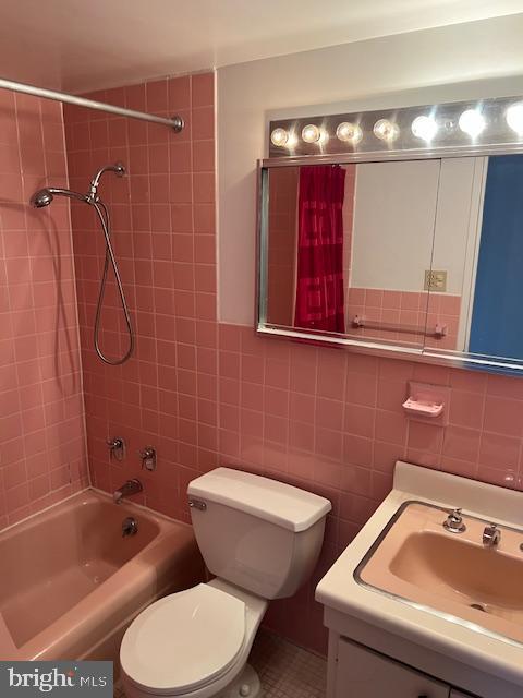 1425 4th Street Southwest, Unit A304 Washington, DC 20024 - Photo 12 of 25 a bathroom with a toilet sink shower and mirror
