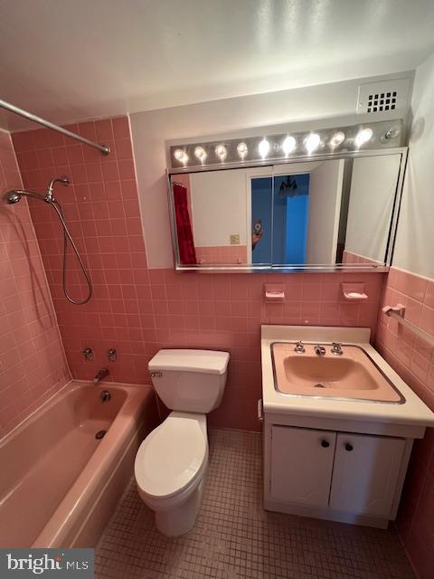 1425 4th Street Southwest, Unit A304 Washington, DC 20024 - Photo 13 of 25 a bathroom with a toilet a sink and bathtub