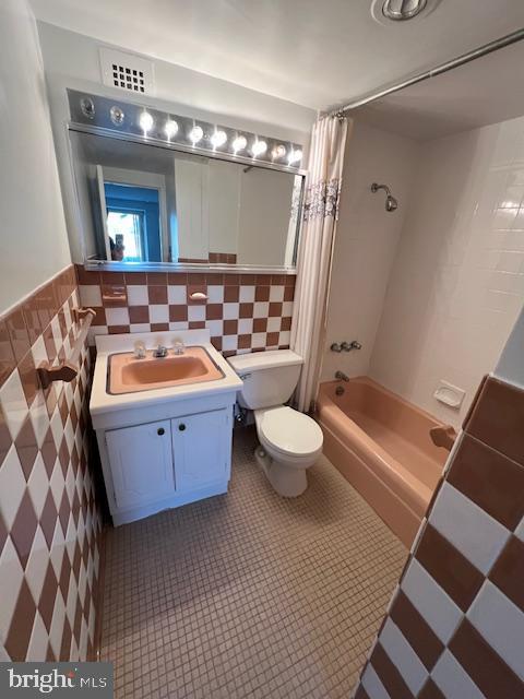 1425 4th Street Southwest, Unit A304 Washington, DC 20024 - Photo 9 of 25 a bathroom with a bathtub sink vanity mirror and toilet