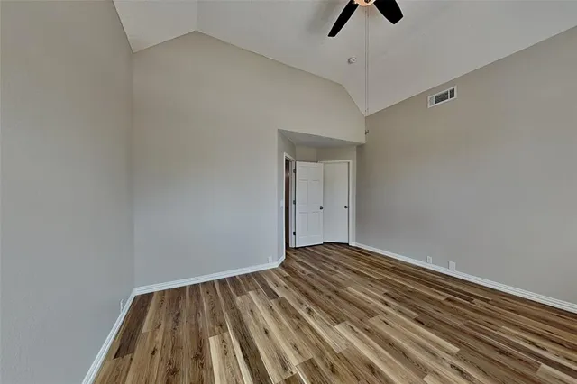 a view of room with empty room