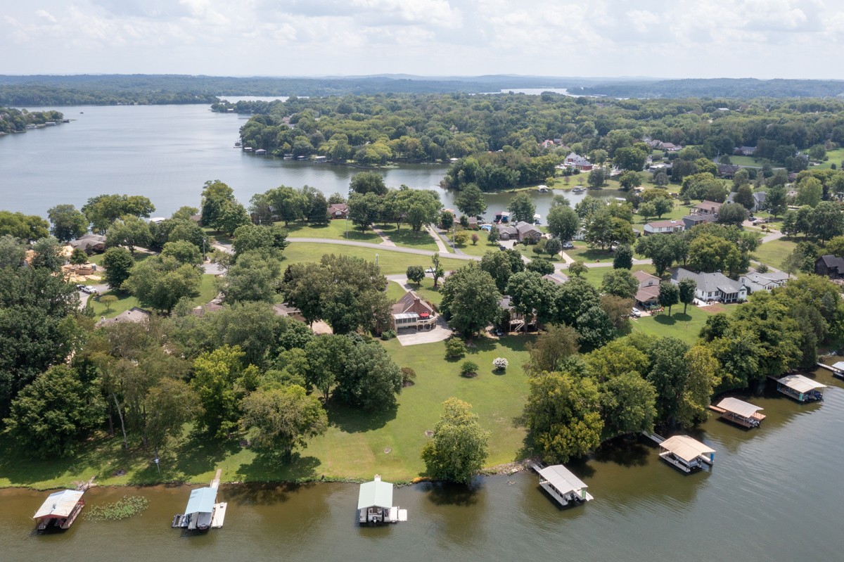 1069 Edgewater Circle Gallatin, TN 37066 - Photo 40 of 43 an aerial view of a houses with a yard