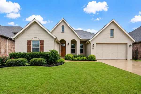 a view of a house with backyard and garden