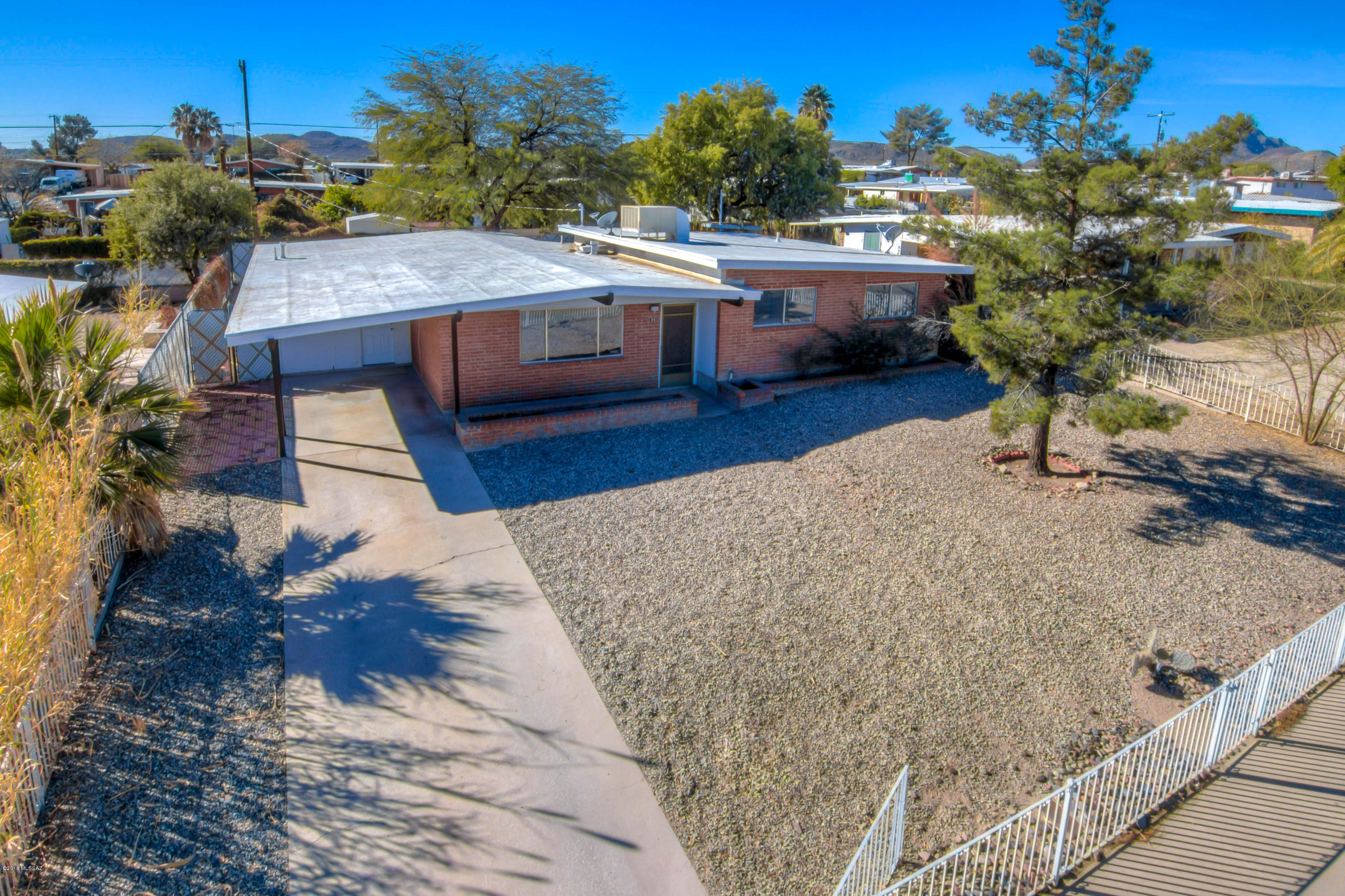 1841 West Astolat Road Tucson, AZ 85713 - Photo 16 of 40 a view of a terrace with a garden