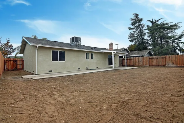 a view of a house with a backyard