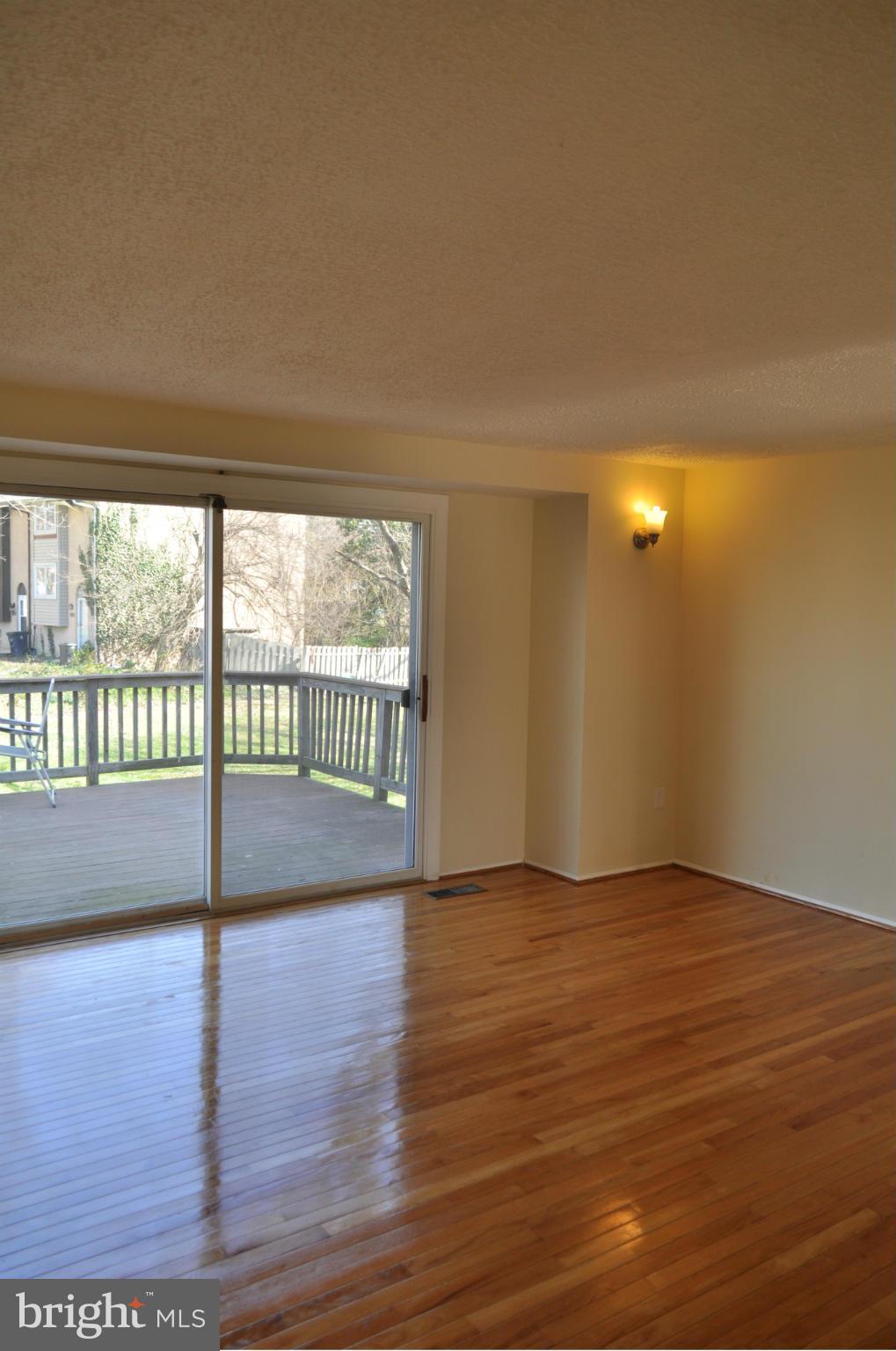 9339 Matador Road Columbia, MD 21045 - Photo 2 of 18 Living Room