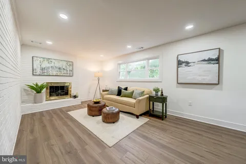 $709,999 | 10915 Maple Street, Fairfax, VA 22030