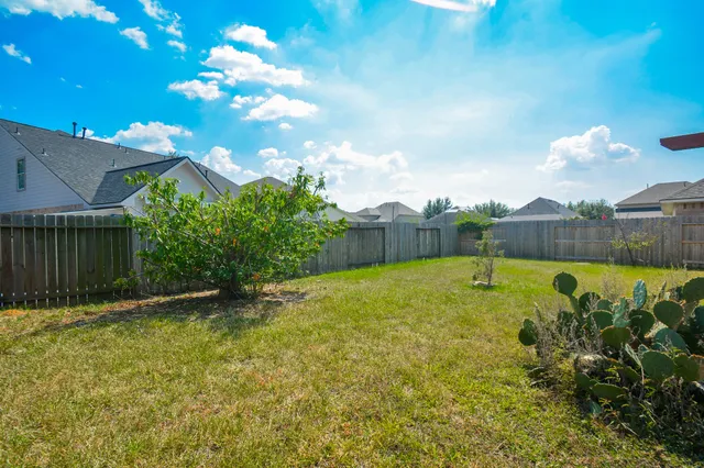 a view of a backyard