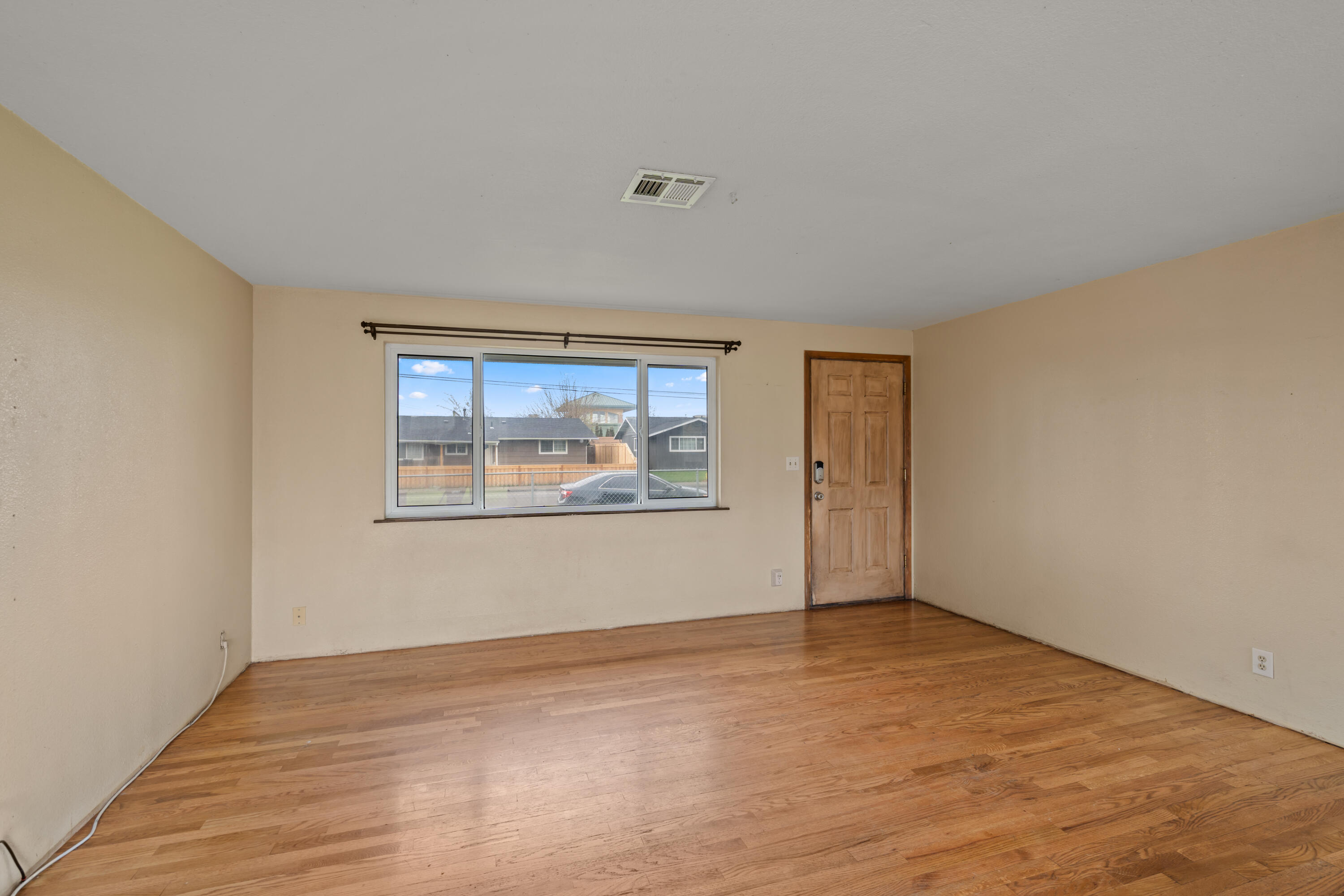 8044 Division Road White City, OR 97503 - Photo 3 of 30 Living room