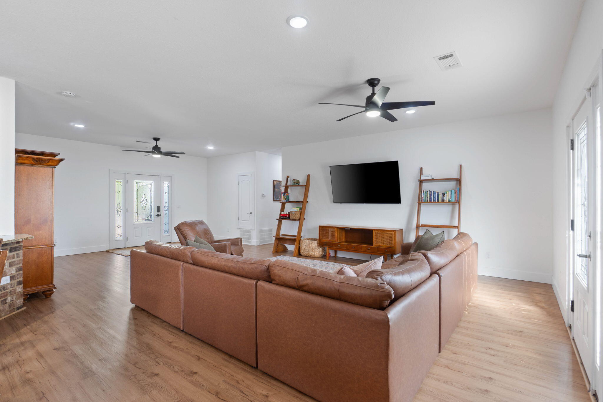 40 Hidden Lakes Trail DeFuniak Springs, FL 32433 - Photo 3 of 37 Alternate Living room