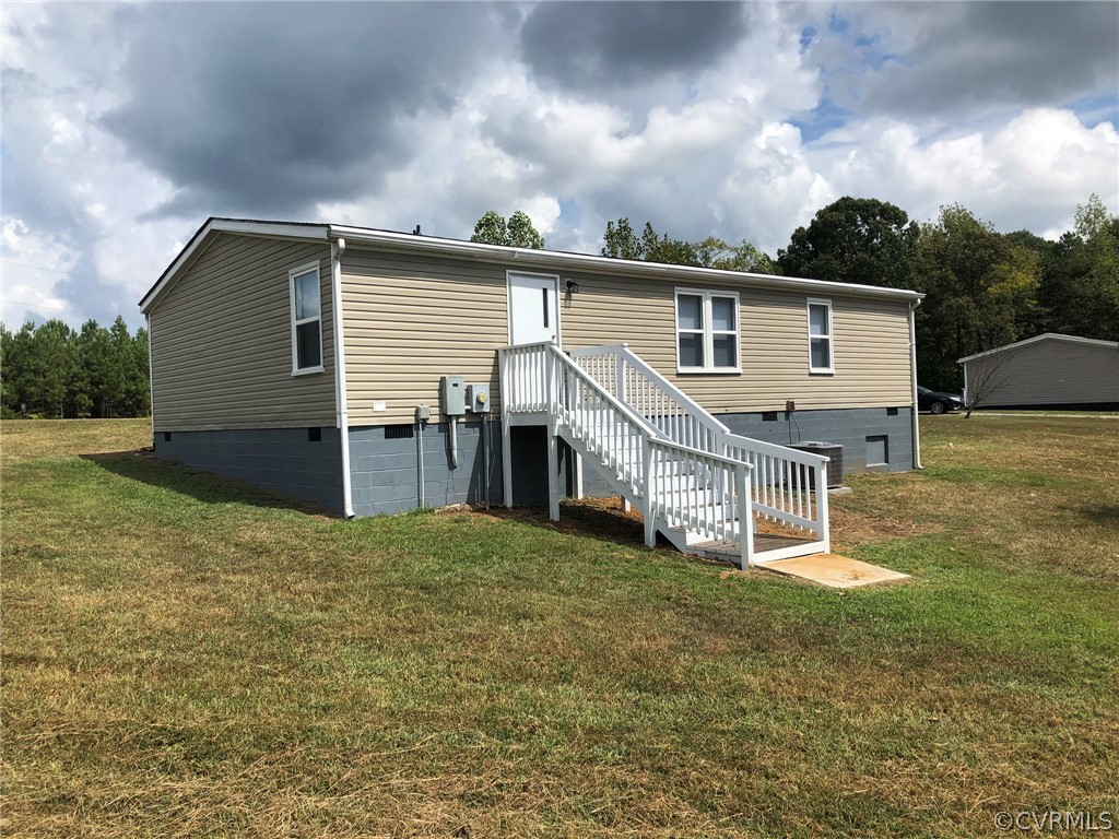 978 Forest Road Warsaw, VA 22572 - Photo 2 of 19 a view of a house with a yard and sitting area