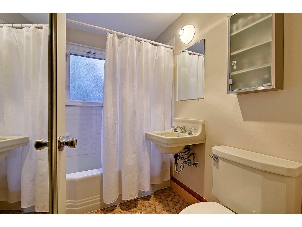 4137 Southwest Portland Street Seattle, WA 98136 - Photo 9 of 15 Gallery Image 9