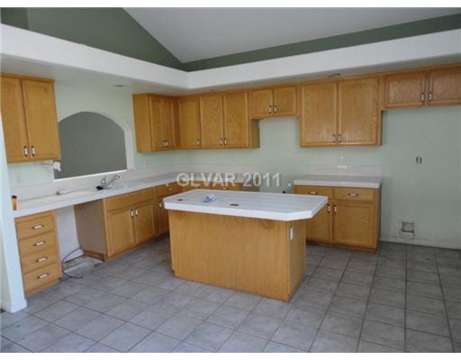 2546 Claridge Avenue Henderson, NV 89074 - Photo 5 of 11 Kitchen.