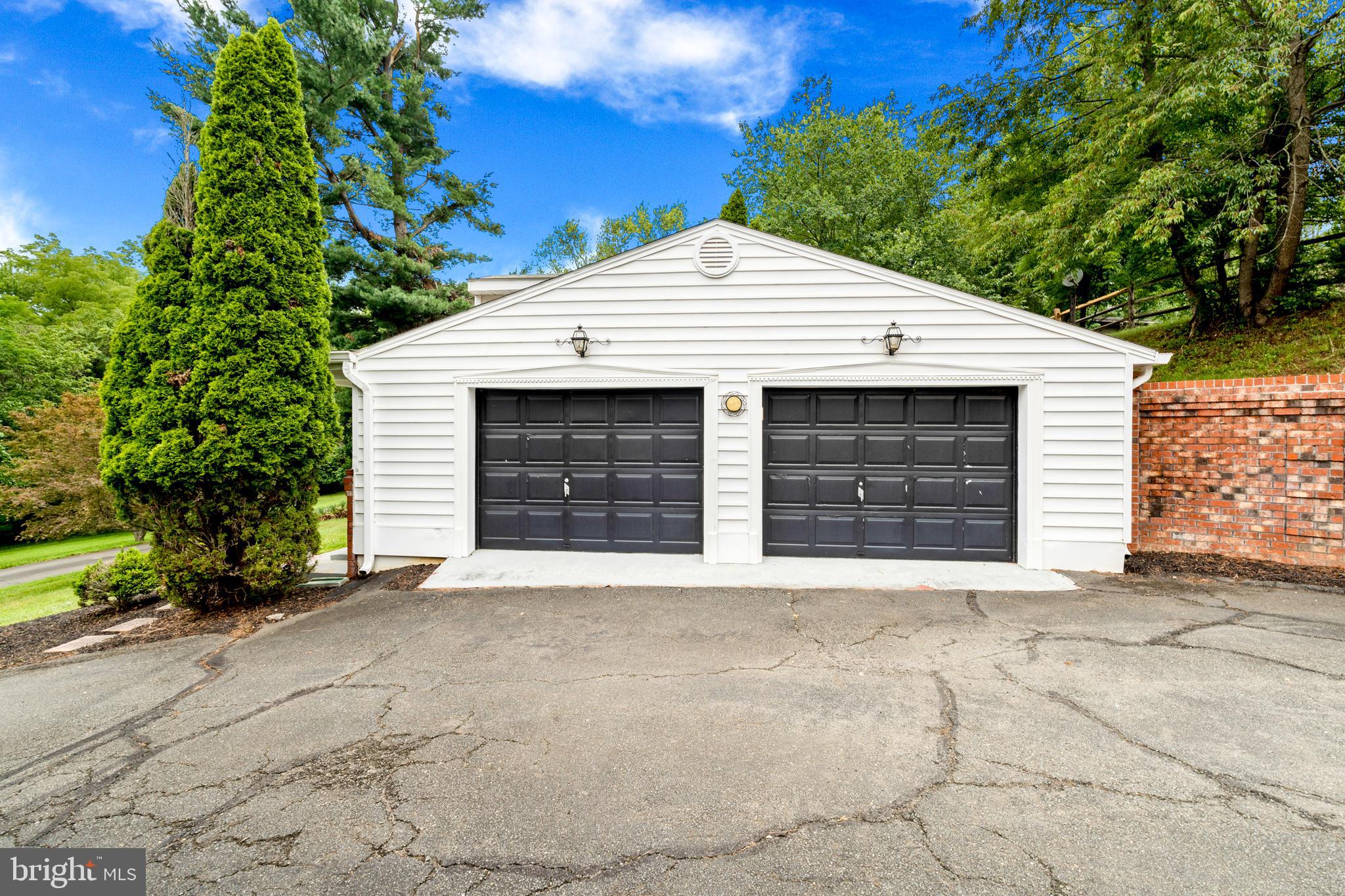 18189 Sands Road Purcellville, VA 20132 - Photo 14 of 145 Spacious detached two-car garage.