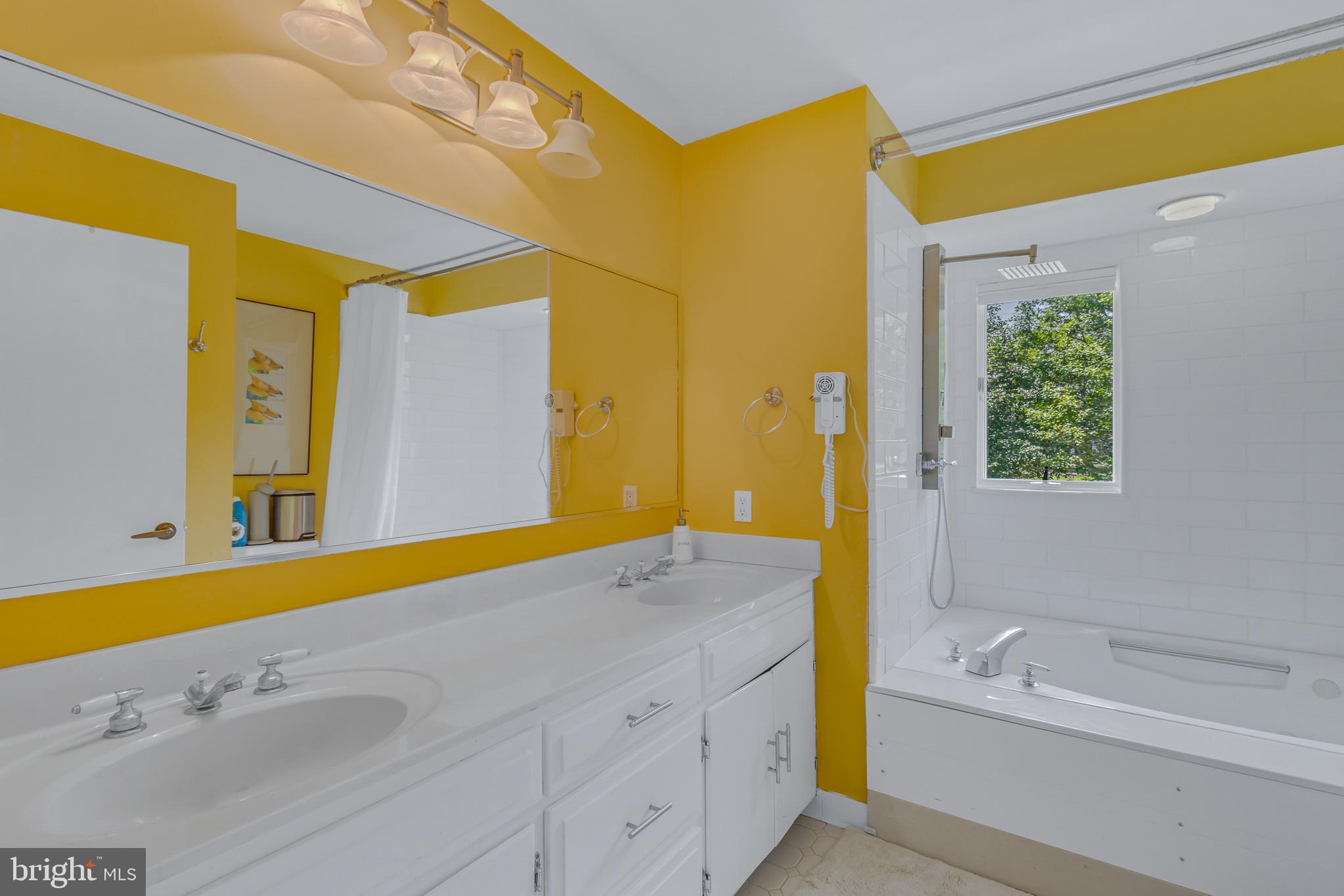 2215 Ditchley Road Kilmarnock, VA 22482 - Photo 46 of 103 Ensuite bathroom on main level with jacuzzi tub!