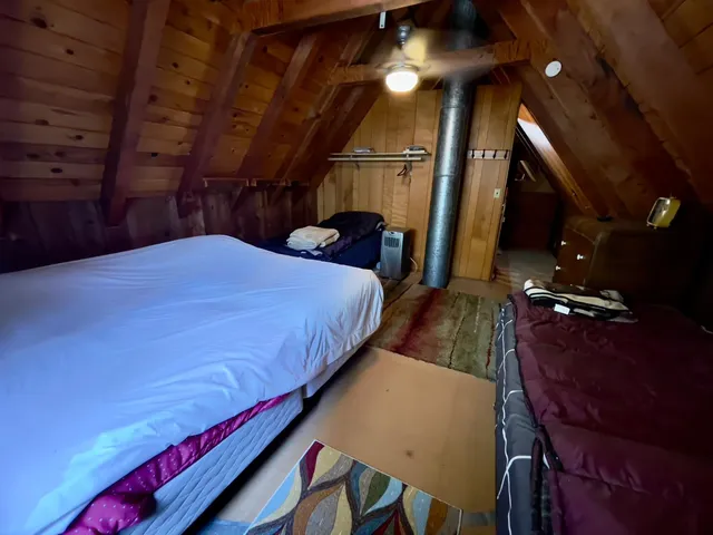 a sign that is sitting in the middle of a park