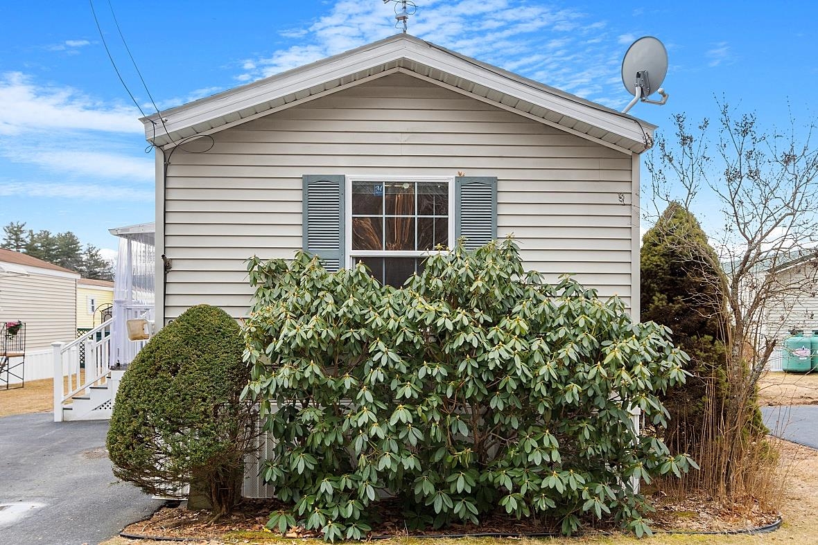 9 R Arrow Drive Salem, NH 03079 - Photo 3 of 38