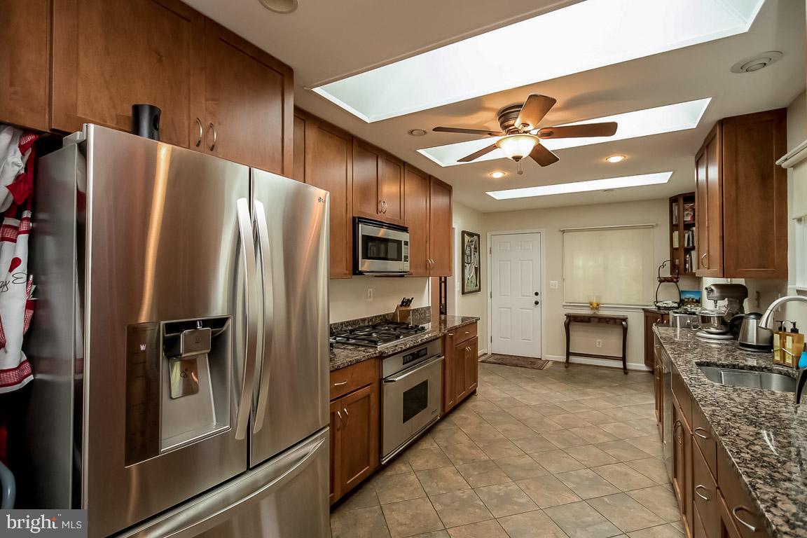 11241 South Shore Road Reston, VA 20190 - Photo 2 of 34 Update Kitchen with Stainless Steel Appliances!