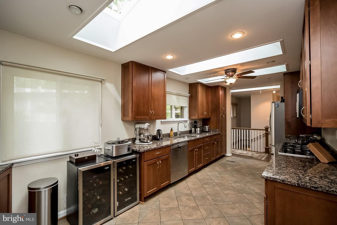 11241 South Shore Road Reston, VA 20190 - Photo 19 of 34 THREE Skylights and granite countertops!