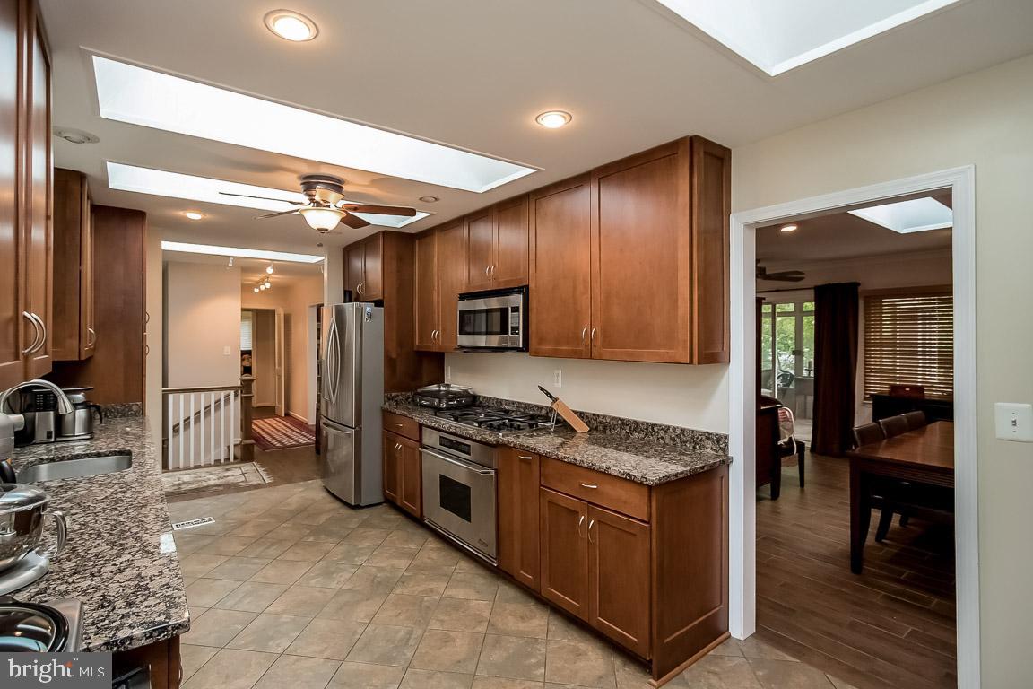 11241 South Shore Road Reston, VA 20190 - Photo 20 of 34 Plenty of Counter & Cabinet space!