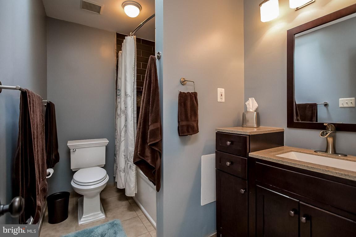 11241 South Shore Road Reston, VA 20190 - Photo 21 of 34 Master Bathroom has standard tub & vanity!