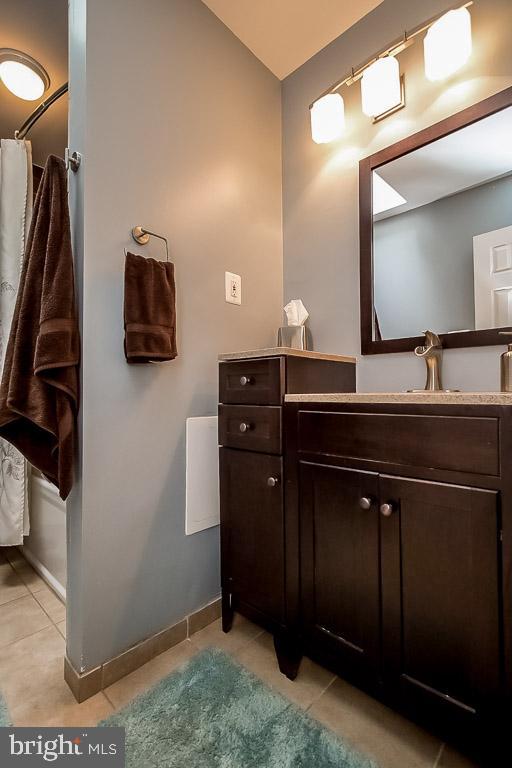 11241 South Shore Road Reston, VA 20190 - Photo 22 of 34 Skylight in Master Bathroom!