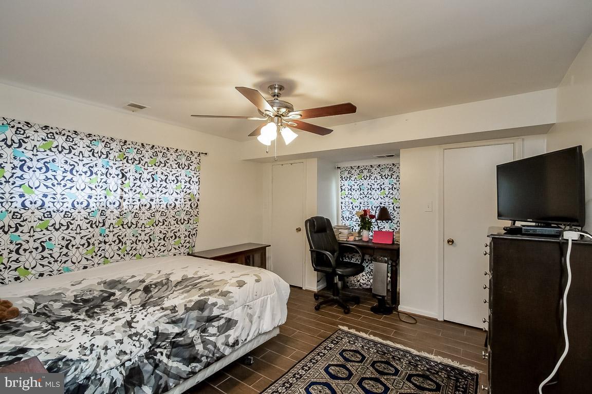 11241 South Shore Road Reston, VA 20190 - Photo 27 of 34 Bedroom #4 on LL has Ceiling Fan and Window!