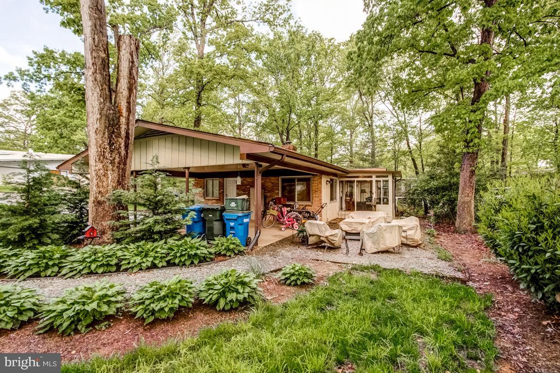 11241 South Shore Road Reston, VA 20190 - Photo 32 of 34 Side yard has plenty of shade and sitting area!