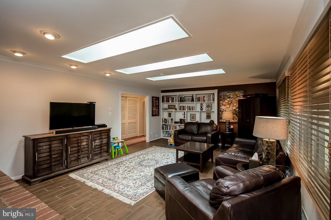 11241 South Shore Road Reston, VA 20190 - Photo 5 of 34 Huge 15 X 22 foot Living Room & 3 Skylights!
