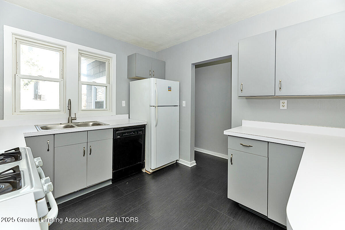 1642 Coolidge Road East Lansing, MI 48823 - Photo 10 of 23 09