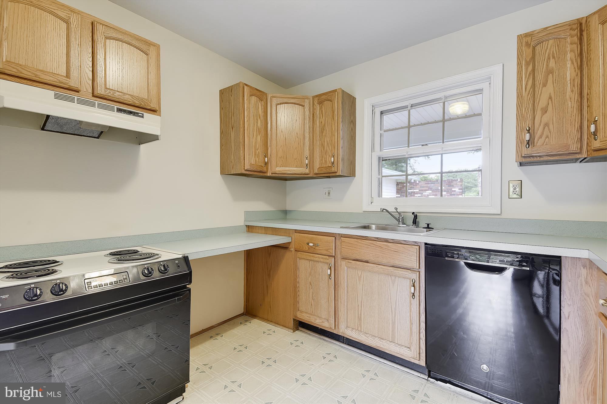 13805 Bonsal Lane Silver Spring, MD 20906 - Photo 8 of 23 Full kitchen with table space