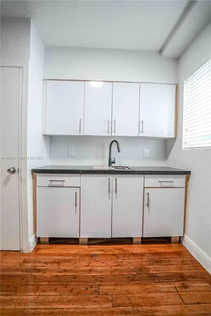 $1,800 | 7325 Carlyle Avenue, Unit 10, Miami Beach, FL 33141