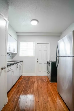 $1,800 | 7325 Carlyle Avenue, Unit 10, Miami Beach, FL 33141