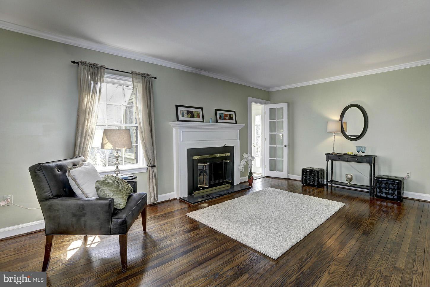 8425 Overbrook Road Fairfax, VA 22031 - Photo 15 of 30 Living Room