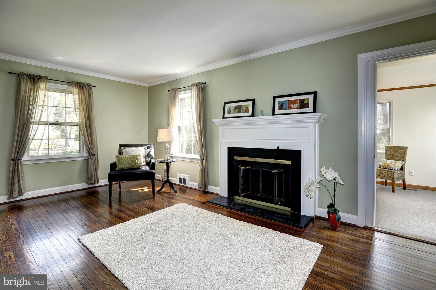 8425 Overbrook Road Fairfax, VA 22031 - Photo 16 of 30 Living Room